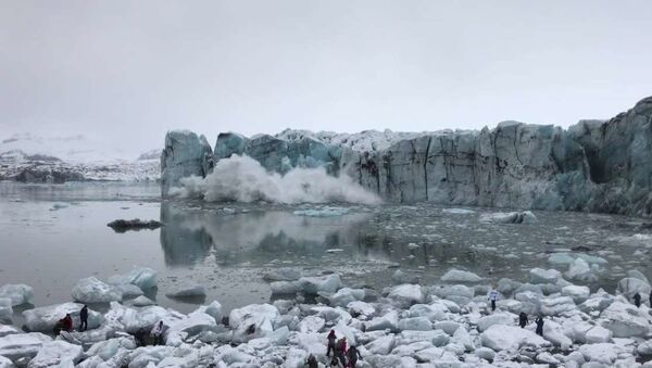 Туристы едва спаслись в Исландии от цунами   - Sputnik Азербайджан