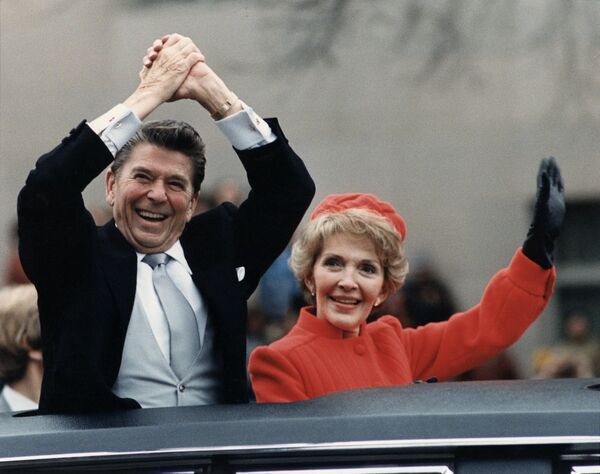 Рональд Рейган с супругой Нэнси во время инаугурационного парада в Вашингтоне, 1981 год - Sputnik Азербайджан