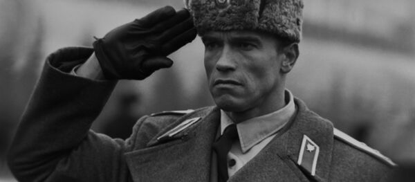 Американский актер Арнольд Шварценеггер во время съемок фильма Красная жара, 1988 год - Sputnik Азербайджан