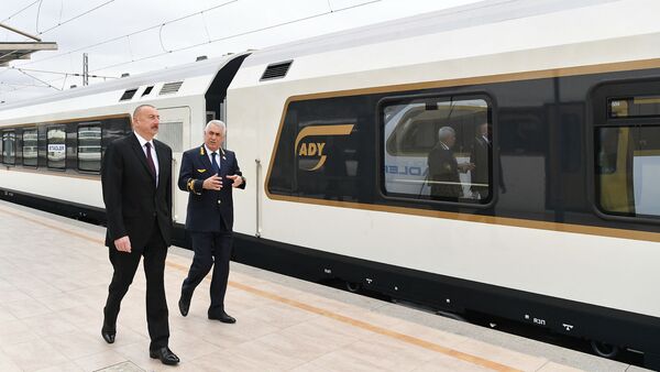 Президент Ильхам Алиев ознакомился с пассажирским поездом, который будет курсировать по железнодорожной линии Баку-Тбилиси-Карс - Sputnik Азербайджан