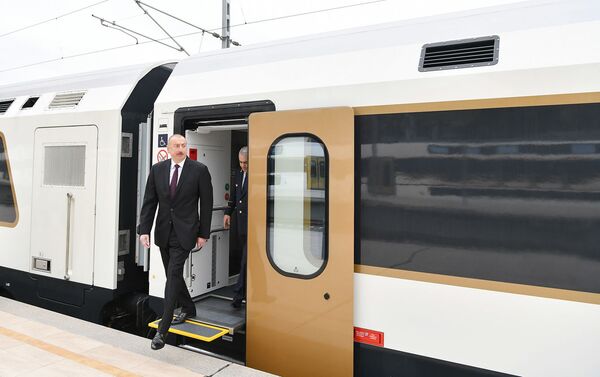 Президент Ильхам Алиев ознакомился с пассажирским поездом, который будет курсировать по железнодорожной линии Баку-Тбилиси-Карс - Sputnik Азербайджан