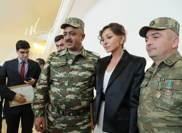 Первый вице-президент Мехрибан Алиева встретилась с участниками Апрельской войны - Sputnik Азербайджан