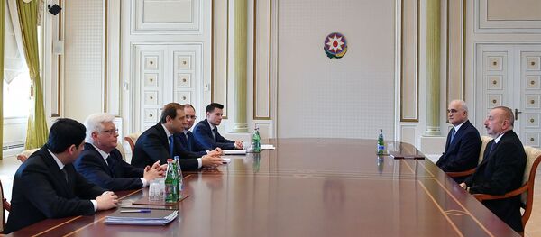 Президент Азербайджана Ильхам Алиев принял министра промышленности и торговли России Дениса Мантурова - Sputnik Азербайджан