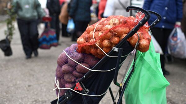 Тележка с мешком лука и картофеля - Sputnik Азербайджан