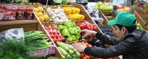 Продукты на прилавке маркета Продукты на прилавке маркета - Sputnik Азербайджан