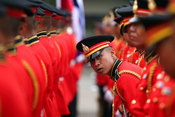 Солдаты из почетного караула в штаб-квартире тайской армии в Бангкоке - Sputnik Азербайджан