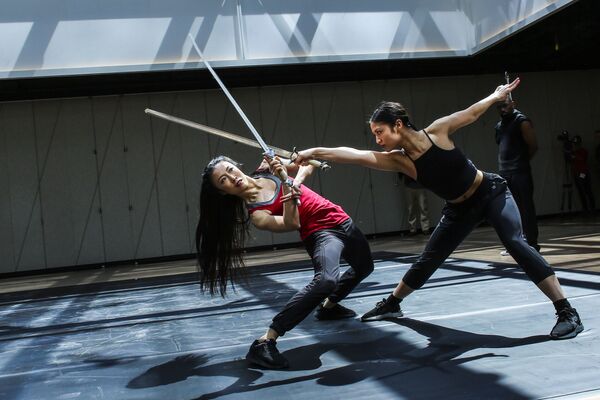 Танцоры из Dragon Spring Phoniex Rise на репетиции в культурном центре The Shed в Нью-Йорке - Sputnik Азербайджан