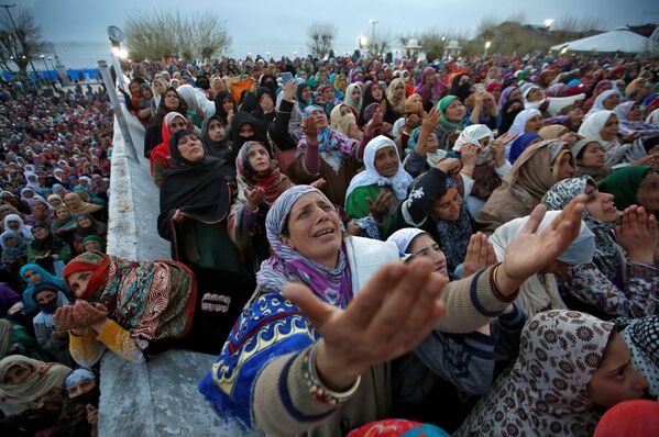 Мусульманки поклоняются волосу от бороды пророка Мухаммеда во время празднования вознесения пророка в храме Хазратбал в Сринагаре, Индия - Sputnik Азербайджан