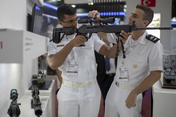 Военные моряки осматривают прицел огнестрельного оружия на Международной ярмарке обороны и безопасности LAAD 2019, Рио-де-Жанейро, Бразилия - Sputnik Азербайджан