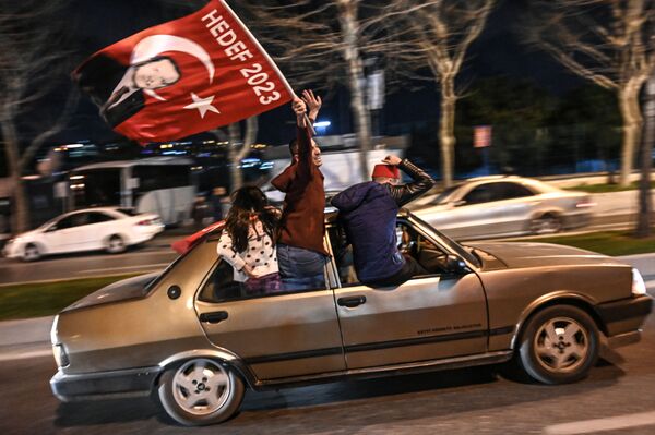 Сторонники Партии справедливости и развития с флагом, на котором изображен президент Турции Реджеп Тайип Эрдоган, радуются результатам местных выборов - Sputnik Азербайджан