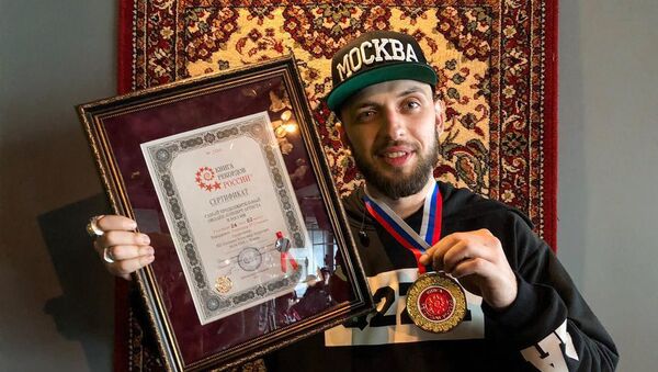Российский репер ST c сертификатом книги рекордов Гиннеса - Sputnik Азербайджан
