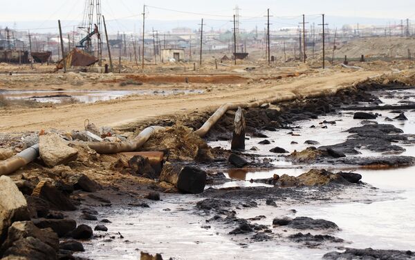 Загрязненные земли в поселке Рамана - Sputnik Азербайджан