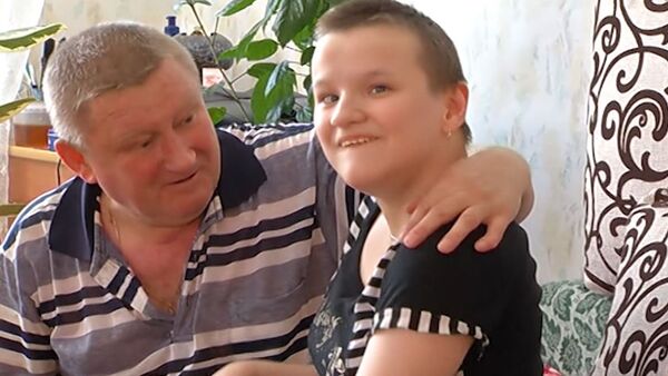 Отец-одиночка и его дочь-инвалид живут на 200 рублей в день - Sputnik Азербайджан