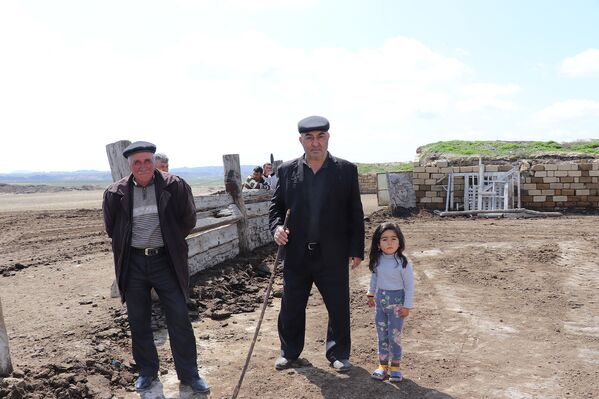 Xanqulu qış otlaq sahəsində təsərrüfatla məşğul olan fermerlər - Sputnik Azərbaycan