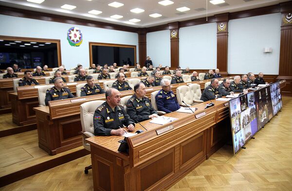 Министр обороны Азербайджана отдал приказ всем командирам Министр обороны Азербайджана отдал приказ всем командирам - Sputnik Азербайджан