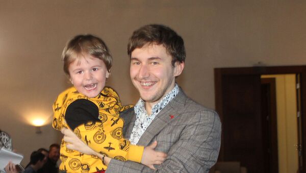 Сергей Карякин со своим сыном - Sputnik Азербайджан