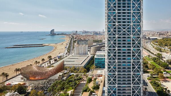 Вид на 44-этажный отель Arts Barcelona - Sputnik Азербайджан