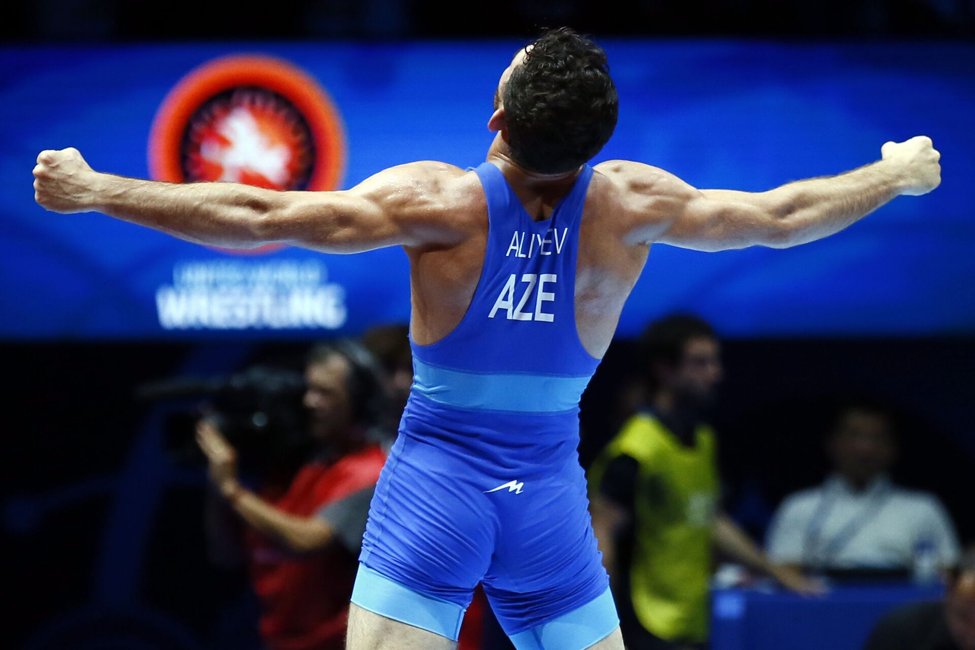Азербайджанец Гаджи Алиев празднует победу в весовой категории до 61 кг среди мужчин в финале чемпионата мира по борьбе  - Sputnik Азербайджан, 1920, 28.12.2023