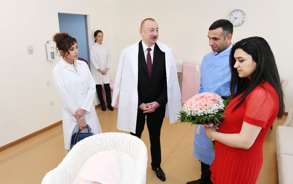 Президент Ильхам Алиев и первая леди Мехрибан Алиева встретились с родителями 10-миллионного жителя Азербайджана - Sputnik Азербайджан