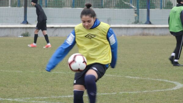 Родители не понимают своих девочек – тренер о трудностях в женском футболе - Sputnik Азербайджан