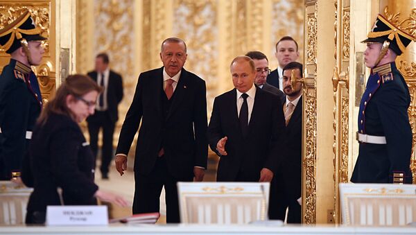 Президент РФ Владимир Путин и президент Турции Реджеп Тайип Эрдоган перед началом встречи с ведущими представителями деловых кругов двух стран - Sputnik Азербайджан