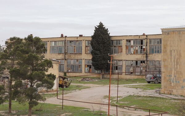 Двор общежития в поселке Гызылдаш - Sputnik Азербайджан