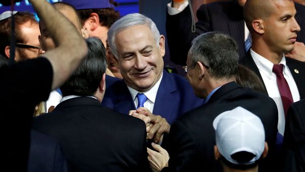 Премьер-министра Израиля Биньямина Нетаньяху приветствуют сторонники его партии - Sputnik Azərbaycan