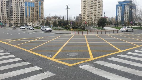 Желтая сетка на пересечении улиц Самеда Вургуна и Физули - Sputnik Азербайджан