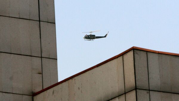 Вертолет патрулирует над зданием, фото из архива - Sputnik Азербайджан