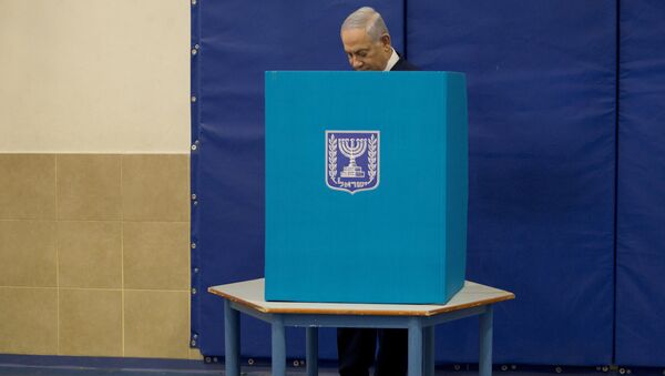  Премьер-министр Израиля Биньямин Нетаньяху во время голосования на парламентских выборах в Израиле  - Sputnik Азербайджан