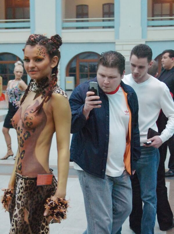 Прохожий фотографирует участницу фестиваля индустрии красоты Весенний вернисаж. 2006 год - Sputnik Азербайджан