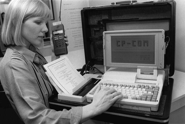 Портативный офис в портфеле с ноутбуком, принтером и мобильным телефоном представлен как на выставке технологий CeBit в Ганновере, Германия. 1990 год - Sputnik Азербайджан