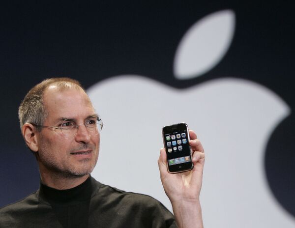 CEO корпорации Apple Стив Джобс держит Iphone на конференции MacWorld в Сан-Франциско, 2007 год - Sputnik Азербайджан