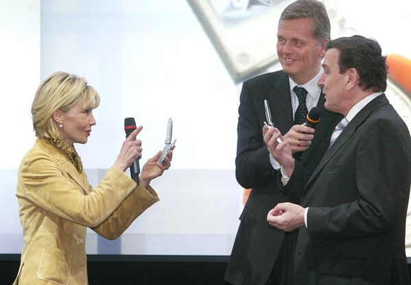 Дорис Шредер-Кепф фотографирует своего мужа канцлера Герхарда Шредера мобильным телефоном со встроенной камерой  - Sputnik Азербайджан