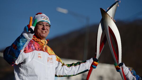 Василий Конов во время Эстафеты Олимпийского огня - Sputnik Азербайджан