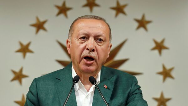 Президент Турции Тайип Эрдоган выступает на пресс-конференции в особняке Хубера в Стамбуле - Sputnik Azərbaycan