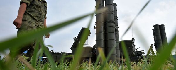 Российский солдат у российской системы противовоздушной обороны S-400 Триумф  на военной выставке - Sputnik Азербайджан