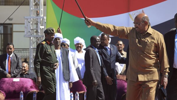 Президент Судана Омар аль-Башир приветствует своих сторонников на митинге в Хартуме, Судан - Sputnik Azərbaycan