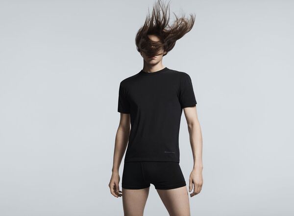 Александр Вэнг и Uniqlo выпустят еще одну коллаборацию Александр Вэнг и Uniqlo выпустят еще одну коллаборацию - Sputnik Азербайджан
