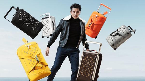 Новая коллекция багажа созданная дизайнером Марком Ньюсоном для Louis Vuitton - Sputnik Азербайджан