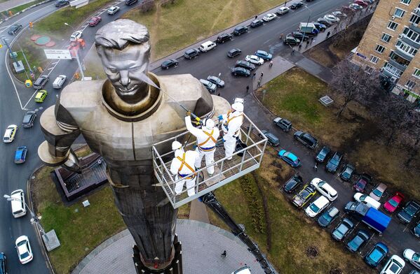 Работники коммунальных служб моют памятник космонавту Юрию Гагарину на Ленинском проспекте в Москве - Sputnik Азербайджан