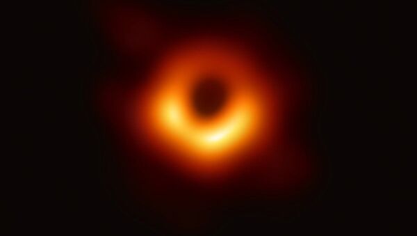 Изображение черной дыры в центре галактики M87, полученное с помощью телескопа Event Horizon Telescope - Sputnik Azərbaycan