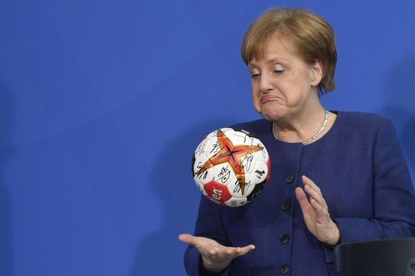 Канцлер Германии Ангела Меркель с мячом для гандбола - Sputnik Азербайджан