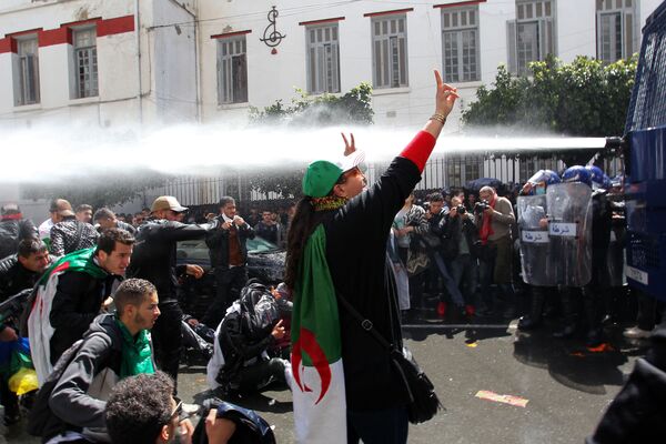 Антиправительственные демонстрации в столице Алжира  - Sputnik Азербайджан