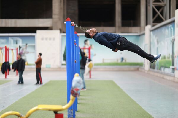 Упражнения для шеи в спортивном комплексе Китая - Sputnik Азербайджан