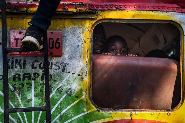 Мальчики в автобусе в Порт-о-Пренсе, Гаити - Sputnik Азербайджан