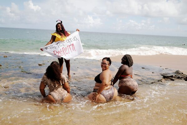 Участницы протеста против толстофобии в Бразилии  - Sputnik Азербайджан