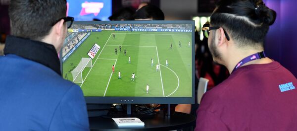 Посетители бара играют в футбольную симуляционную игру FIFA 2019 - Sputnik Азербайджан