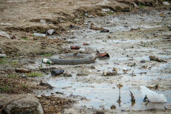Bakıda ölüm kanalı öz işindədir, nazirlik isə şirkətlərin qarşısında aciz qalıb Bakıda ölüm kanalı öz işindədir, nazirlik isə şirkətlərin qarşısında aciz qalıb - Sputnik Azərbaycan