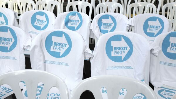 На стульях футболки перед началом европейской предвыборной кампании партии Брексит, Ковентри, Англия - Sputnik Азербайджан